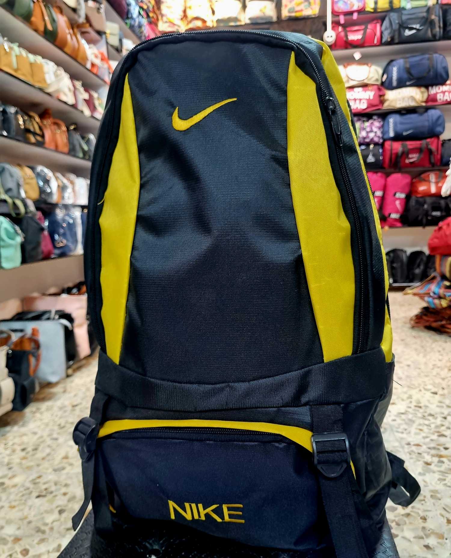 کوله برزنتی بزرگ نایک زرد اسپرت