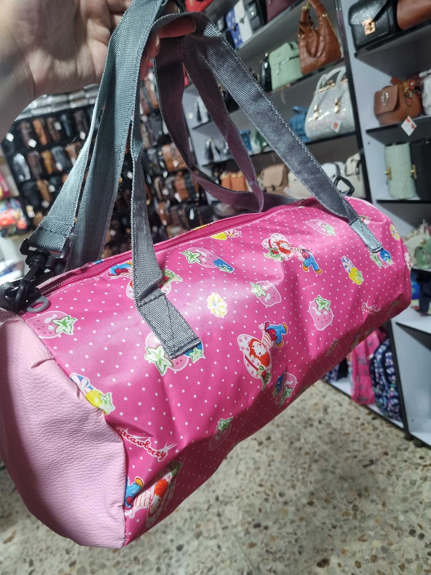 دختر توت فرنگی